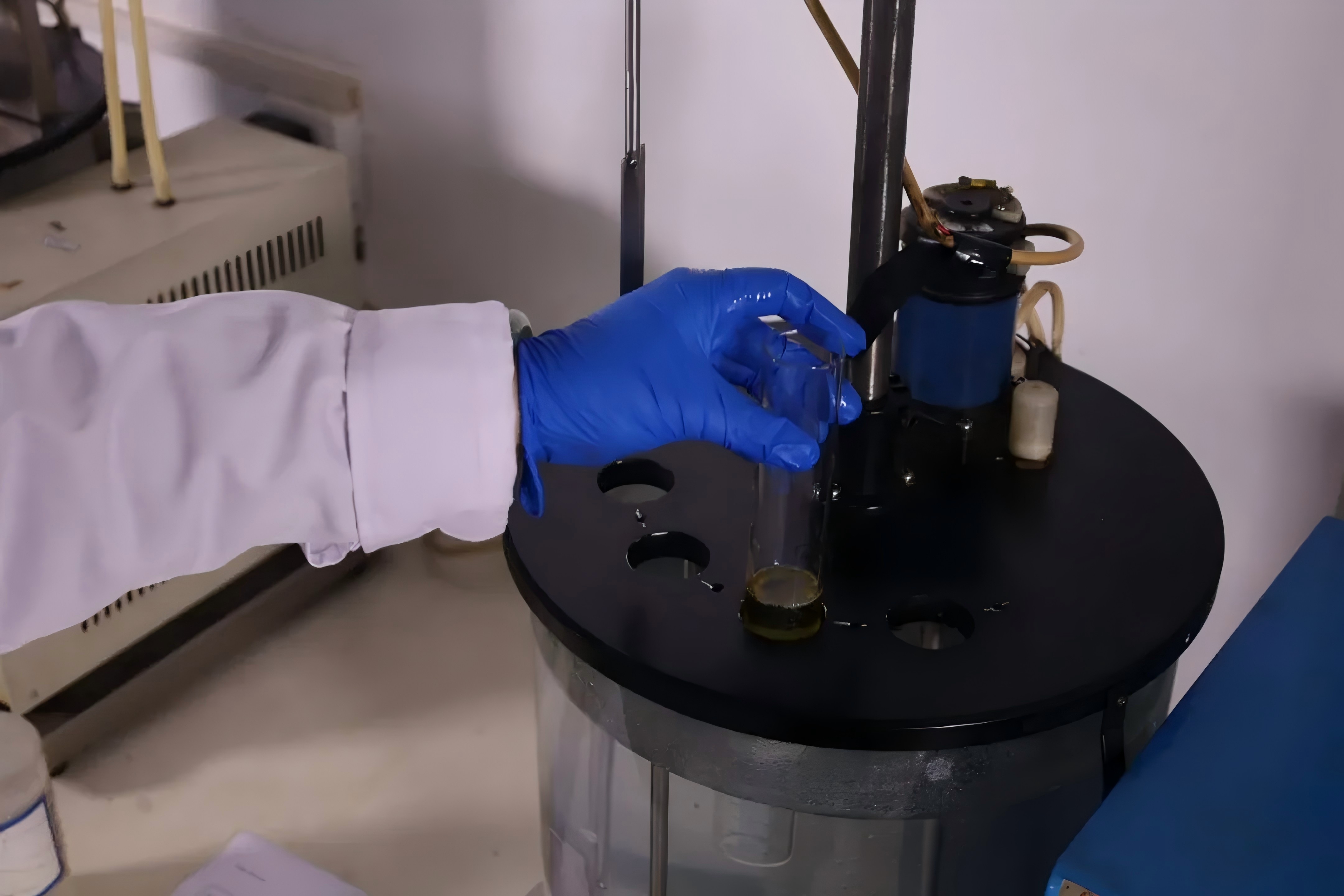 润滑油三大指标实拍 | 国联质检为设备稳定运行保驾护航